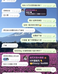 一個皮膚白皙、骨骼蒼白、正在嘗試爬行的小女孩。